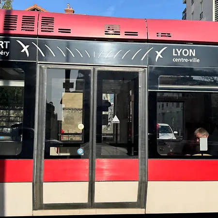 Joli Standing A 100m Du Tram T3 וילאורבן